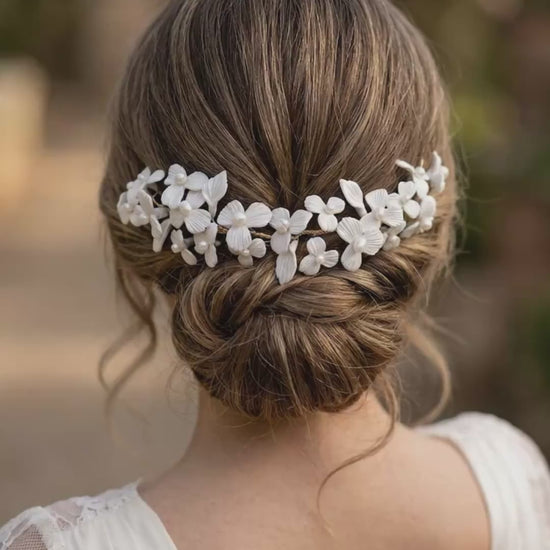 tocado-novia-artesanal-porcelana-fria-flores-blancas-pedra-acercandose